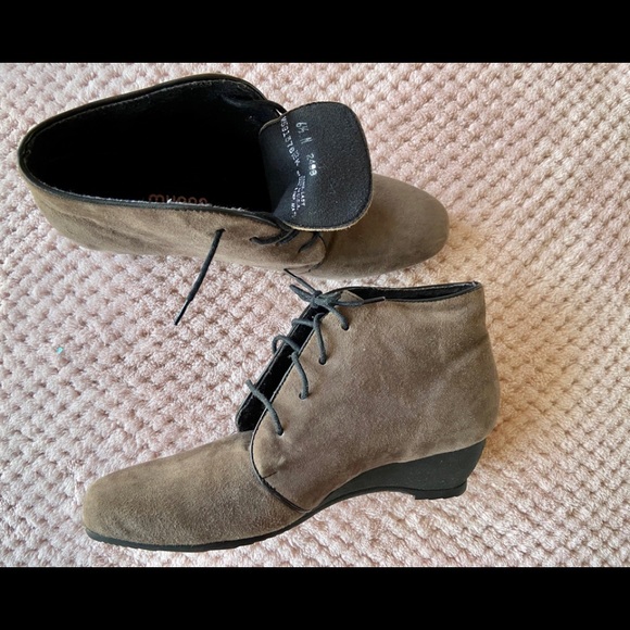 Munro Brown suede booties - Picture 1 of 6